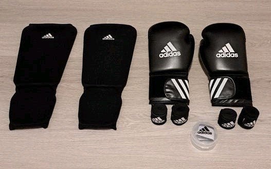 Adidas boks/kickboks set volwassenen (14 OZ)., Sport en Fitness, Vechtsporten en Zelfverdediging, Ophalen of Verzenden, Nieuw