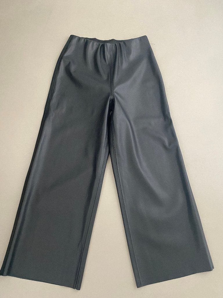 Zwarte wijde nepleren broek van Saint, maat S, Kleding | Dames, Broeken en Pantalons, Verzenden, Zo goed als nieuw, Zwart, Lang