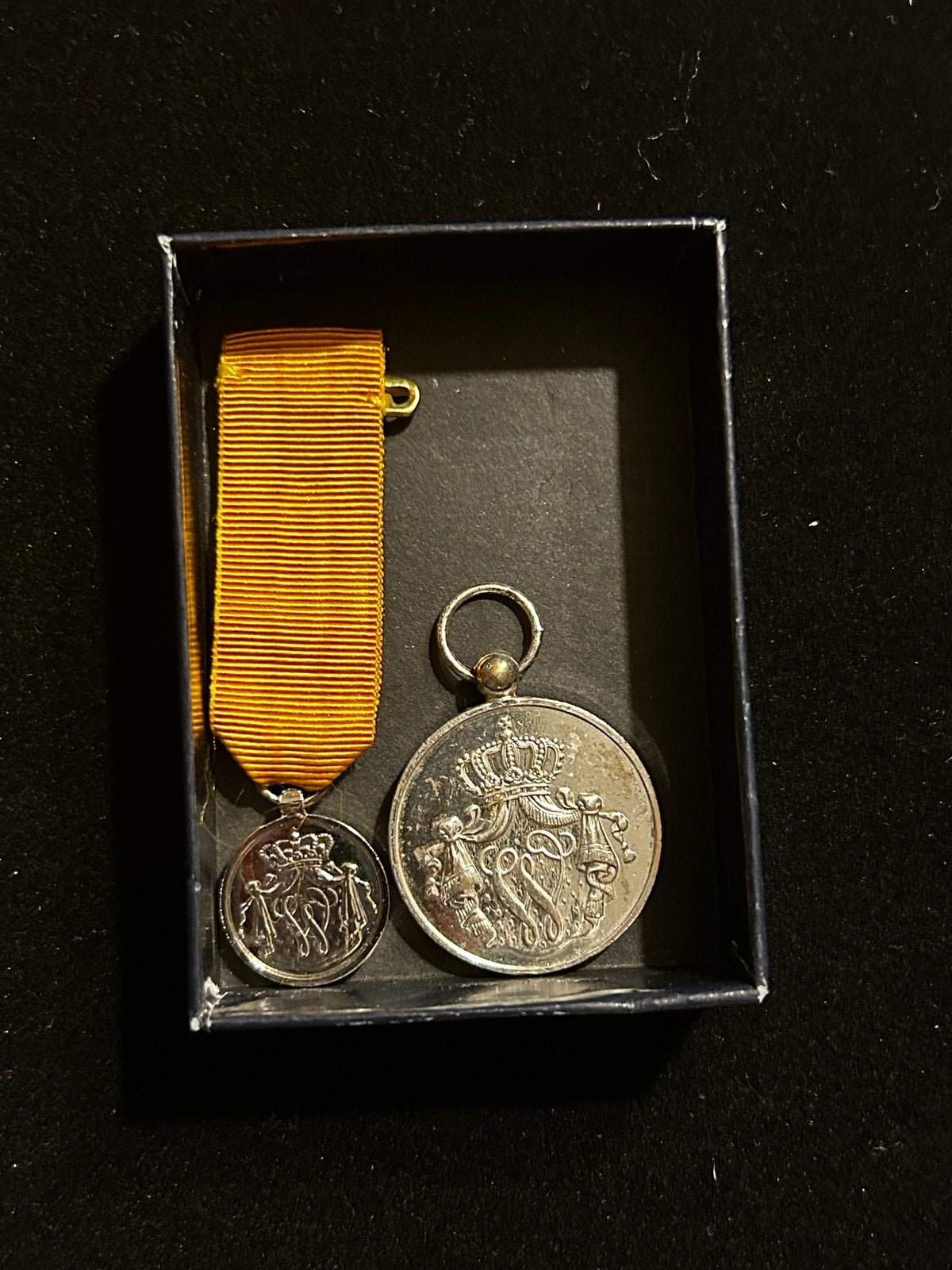 Setje 24 trouwe dienst zilveren medaille, Verzenden, Zilver