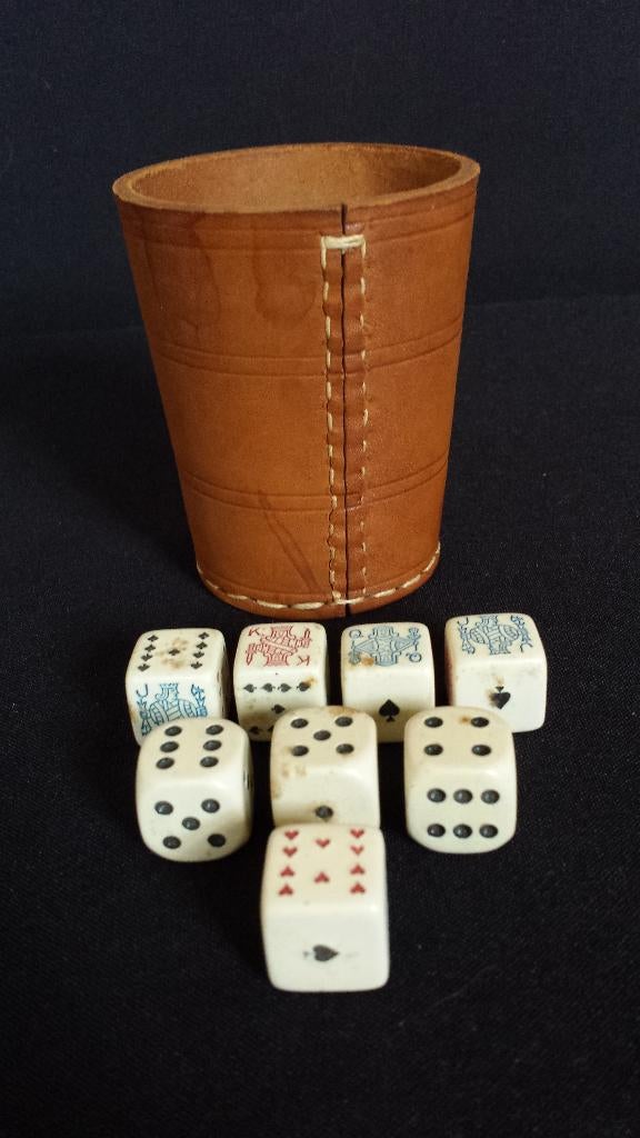 Leren BEKER met 8 DOBBELSTENEN <> Gokbeker / Pokerbeker, Ophalen of Verzenden, Gebruikt