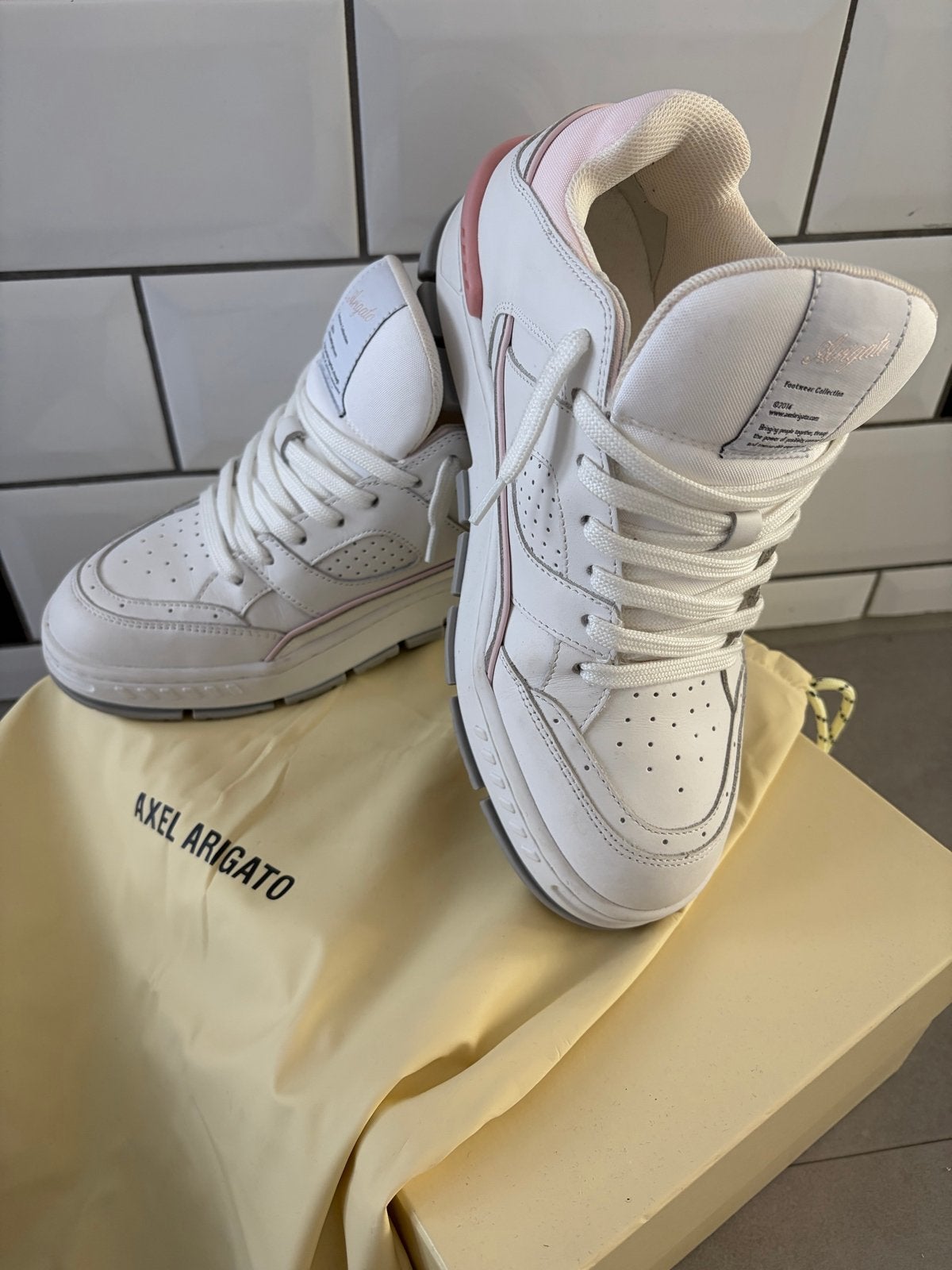 Axel Arigato Area Lo Sneakers Wit/Roze - Maat 39, Ophalen of Verzenden, Zo goed als nieuw, Wit, Sneakers of Gympen