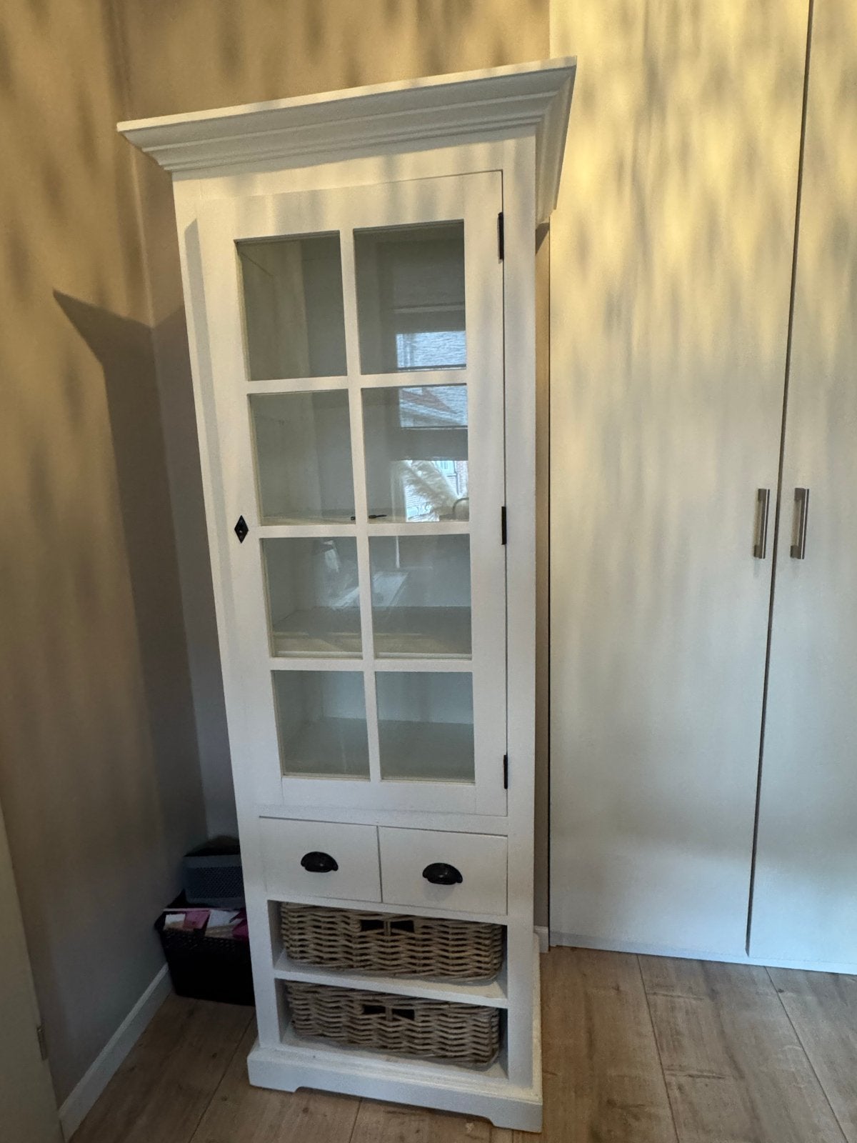 Witte vitrinekast met lades en rieten manden, Ophalen, Gebruikt, 50 tot 100 cm, Met lade(s)