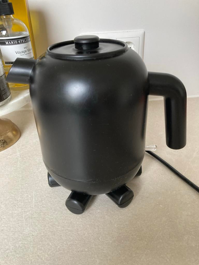 Zwarte HEMA Ketelbinkie Design waterkoker, Witgoed en Apparatuur, Minder dan 1 liter, Ophalen of Verzenden, Gebruikt, Draadloos