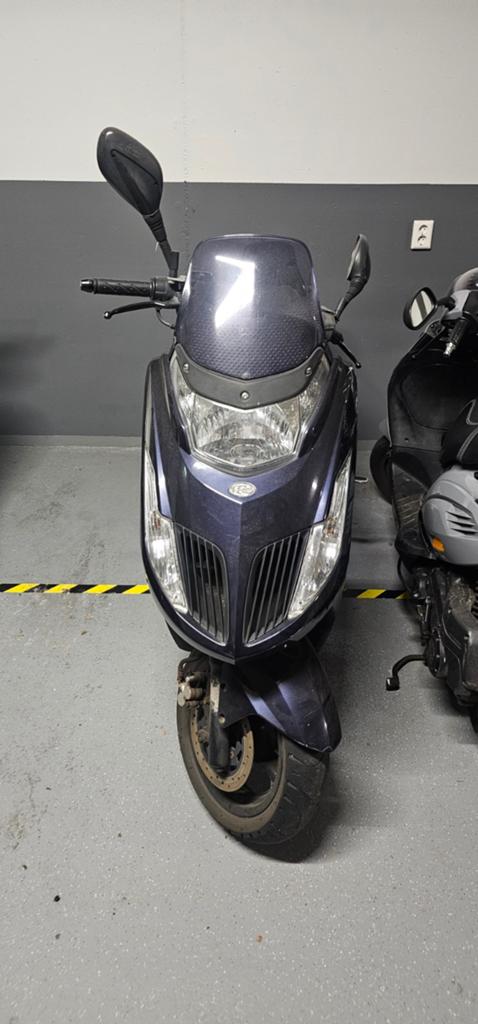 Kymco Dink 50 - Schade aan zijkant, werkt verder goed, Fietsen en Brommers, Scooters | Kymco, Ophalen of Verzenden, Gebruikt, Benzine