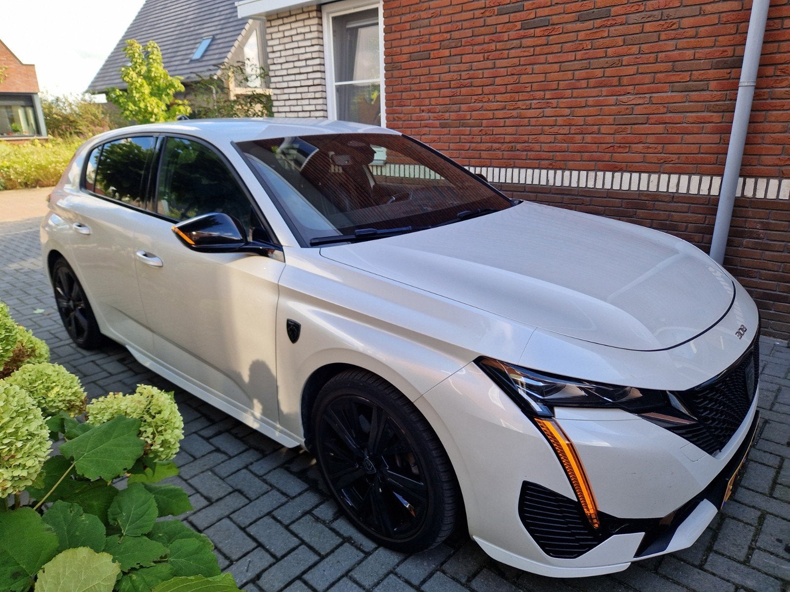Peugeot 308 1.6 Hybrid 225pk GT Automaat 2022 Wit, Auto's, Dealer onderhouden, 1608 kg, 4 cilinders, 179 pk