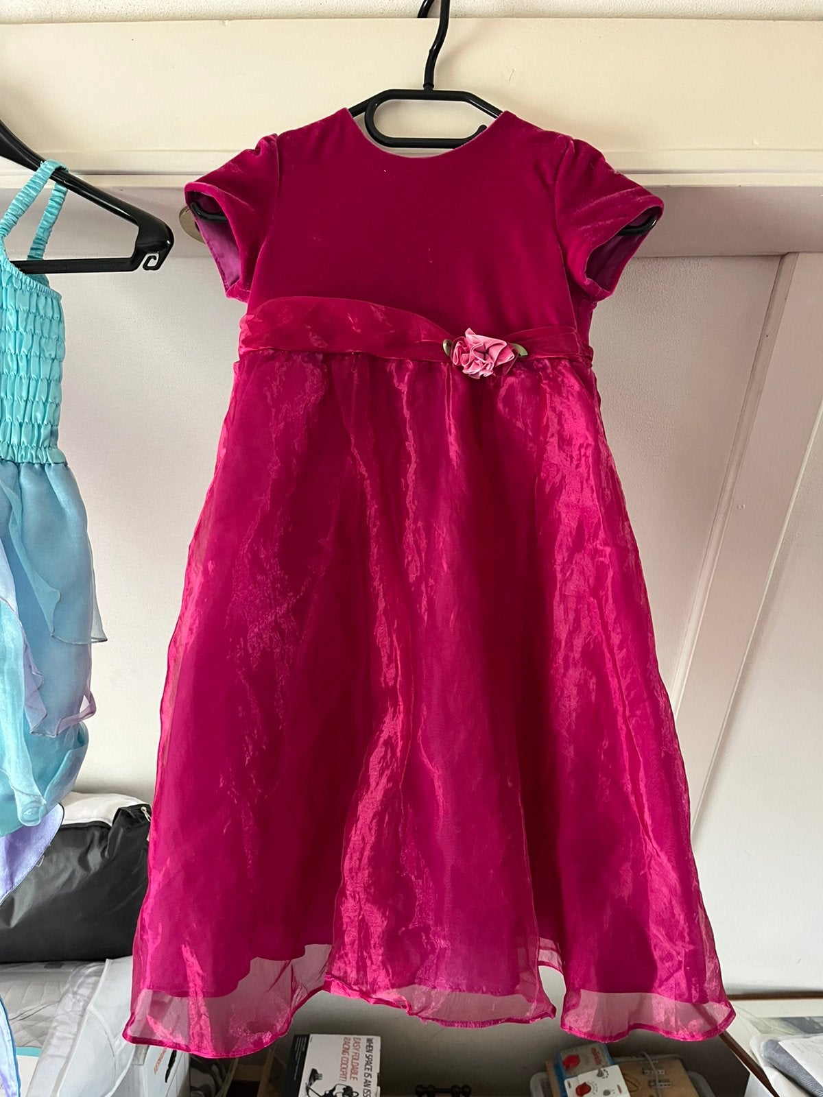 Mooie fuchsia roze feestjurk van Tigerlily (Rond 7 jaar), Ophalen, Zo goed als nieuw, Jongen of Meisje