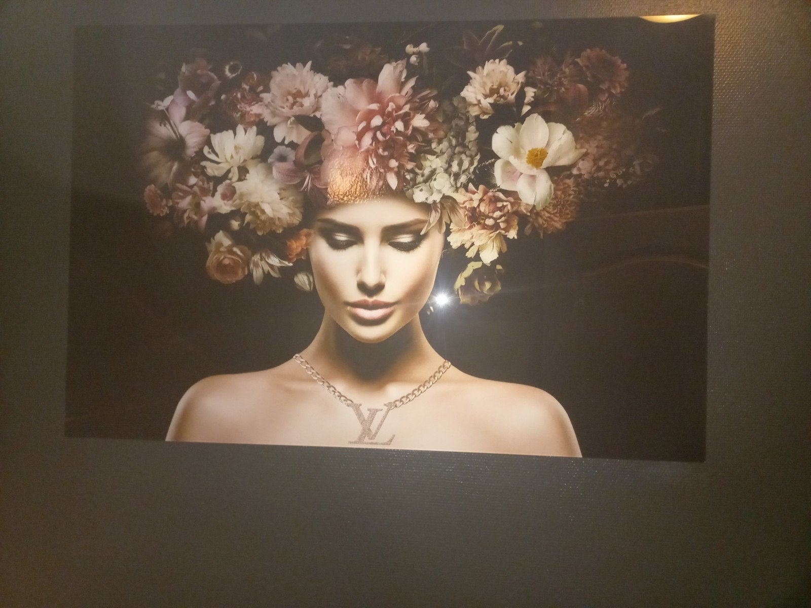 Schilderij Vrouw met Bloemen en Louis Vuitton Ketting, Antiek en Kunst, Figuren, Op houten frame, Ophalen of Verzenden, Print
