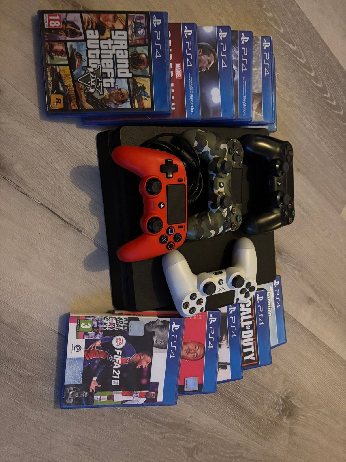 Izgst PS4 en 4 controllers, Spelcomputers en Games, Spelcomputers | Sony PlayStation 4, Ophalen of Verzenden, Gebruikt, Met 3 controllers of meer