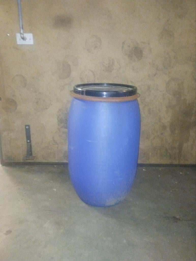 Blauwe kunststof ton met deksel - 220 liter, Dieren en Toebehoren, Ophalen, Vee