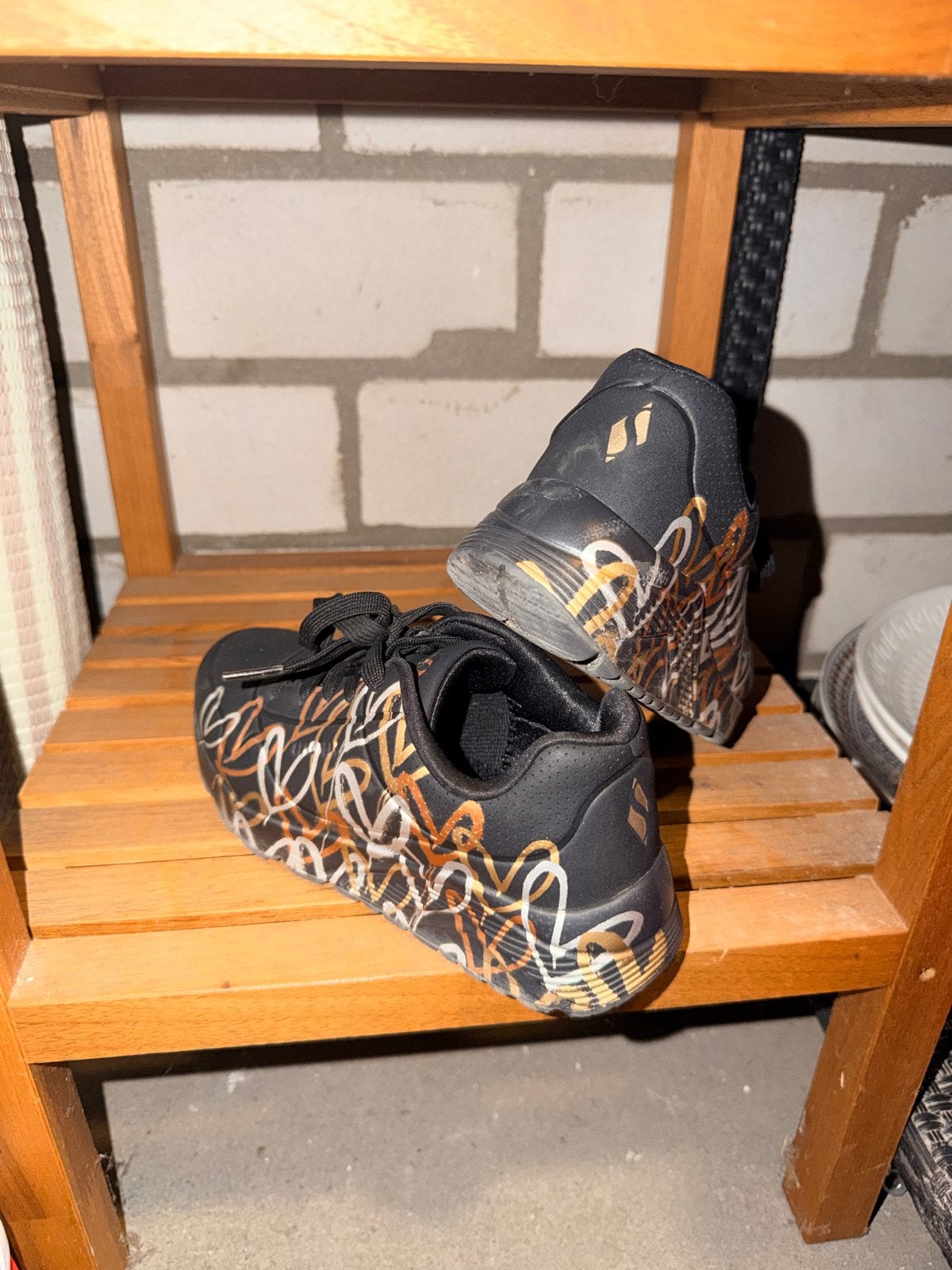 Skechers sneakers zwart met gouden en zilveren details, Ophalen of Verzenden, Zo goed als nieuw, Meisje, Schoenen