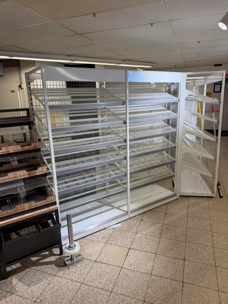 Broodrek – winkelstelling/bakkerij, Ophalen