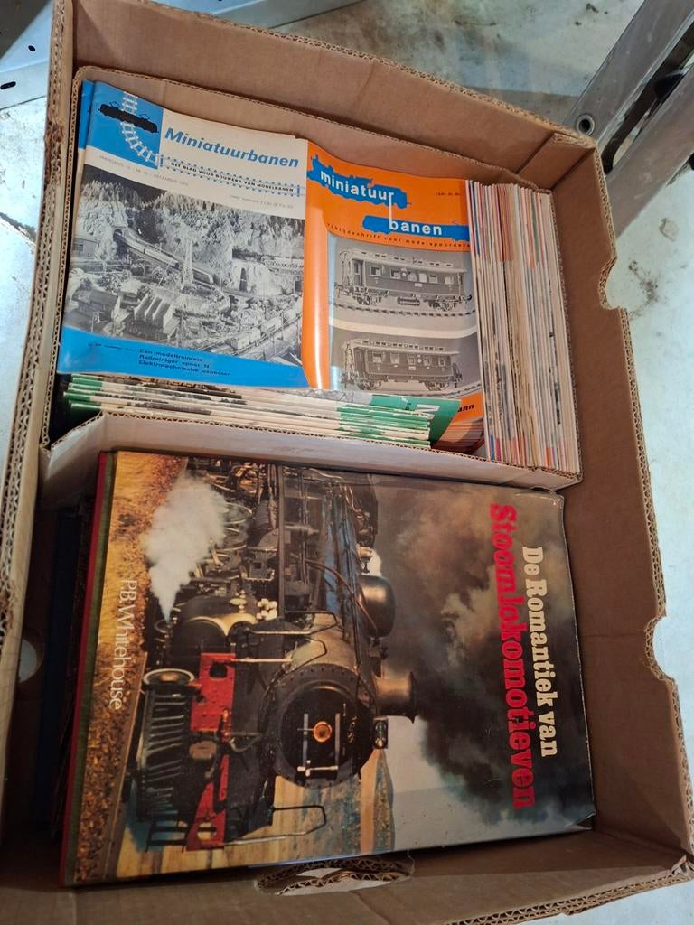 Grote doos vol boeken en boekjes over miniatuur spoorlijnen, Ophalen