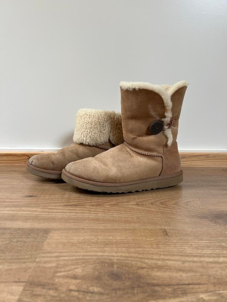 Originele UGGS - Maat 39, Beige, Lage of Enkellaarzen, Ophalen of Verzenden, Gedragen