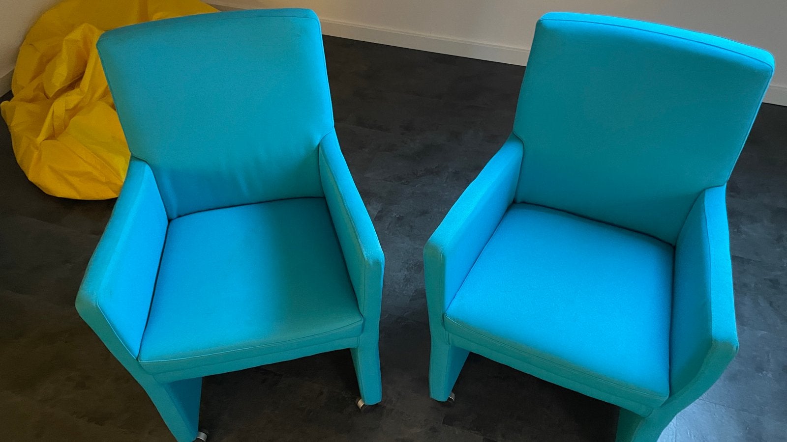 Twee gratis blauwe stoelen met wieltjes, Gebruikt, Twee, Blauw, Ophalen of Verzenden