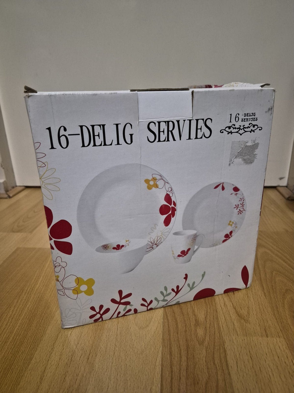 16-delig servies met bloemmotief - Nieuw in doos, Huis en Inrichting, Ophalen of Verzenden