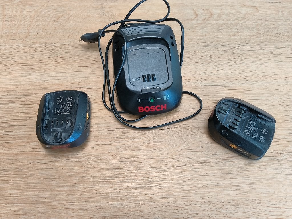 2 bosch accu's 14,4 volt met oplader, Ophalen, Gebruikt, Minder dan 400 watt, Boor- en Schroefmachine