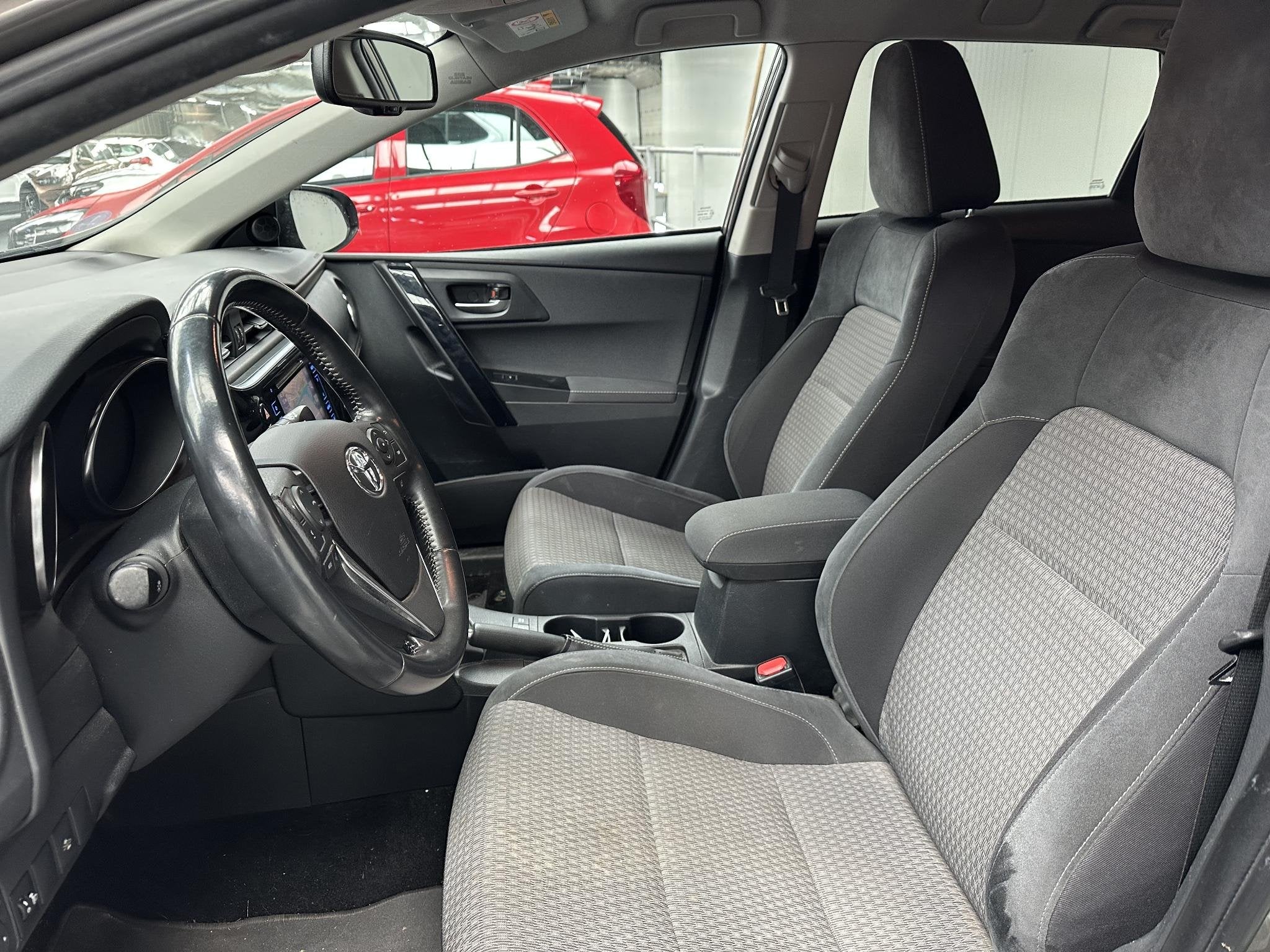 Toyota Auris 1.8 Hybrid Dynamic, Gebruikt, Euro 6, Automatische klimaatregeling, Origineel Nederlands