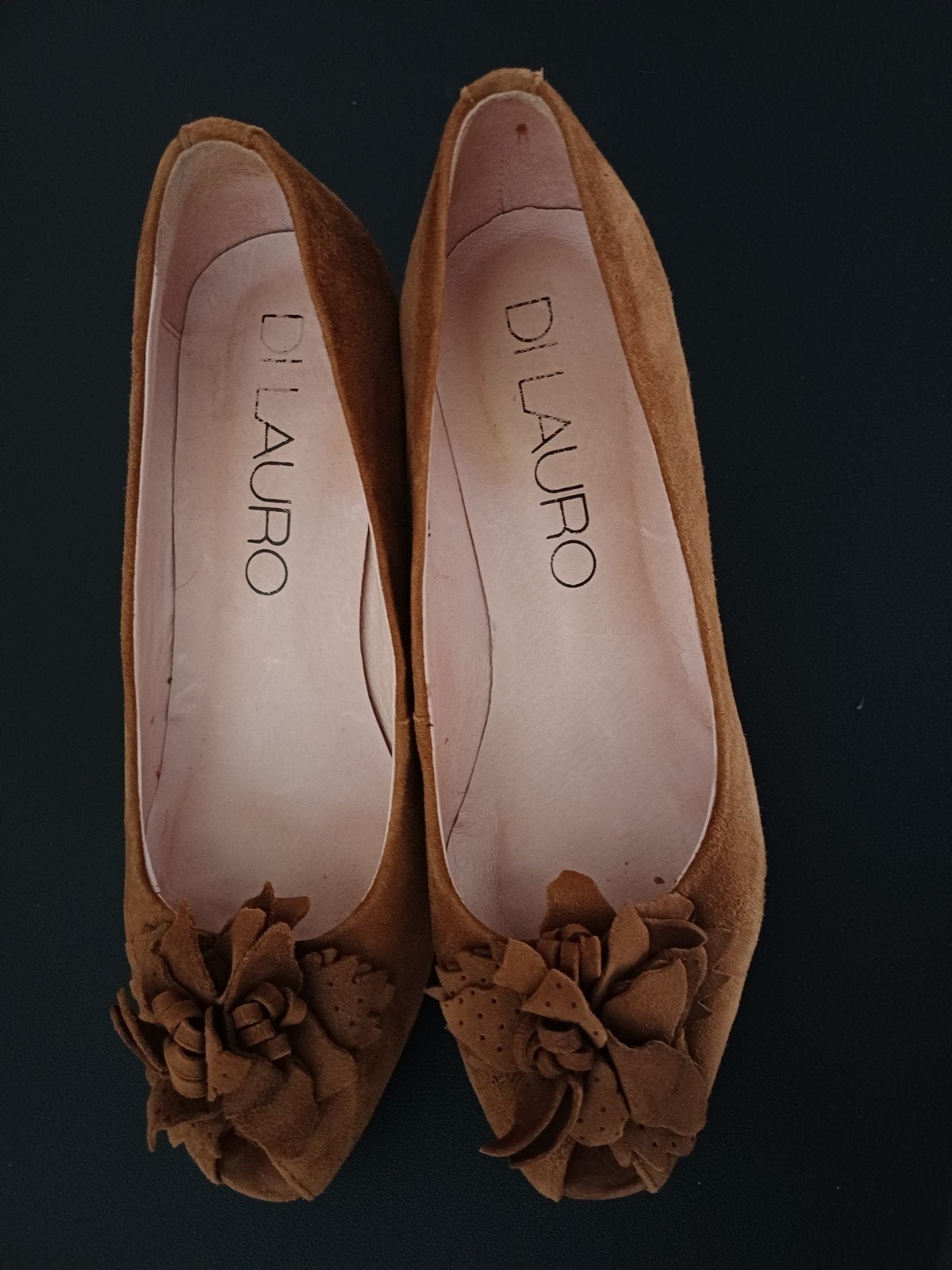 Di Lauro bruine suède pumps met bloem detail, Pumps, Bruin, Ophalen of Verzenden, Di Lauro