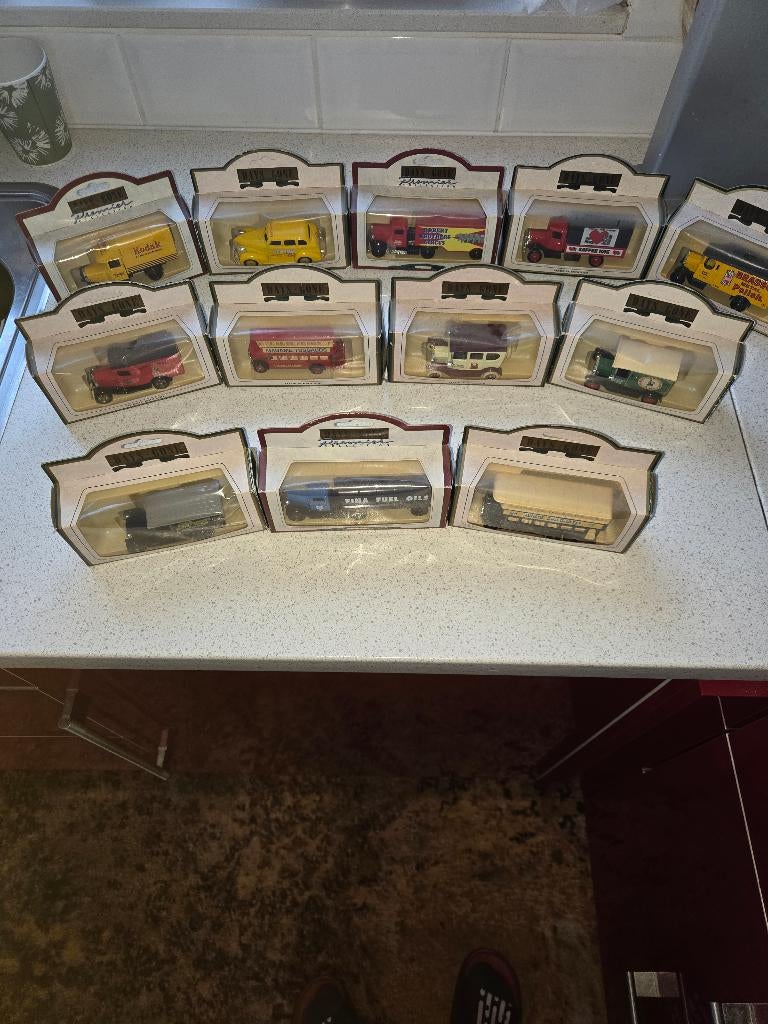 Te koop 12 Days Gone miniatuur autootjes, Verzamelen, Ophalen of Verzenden, Nieuw