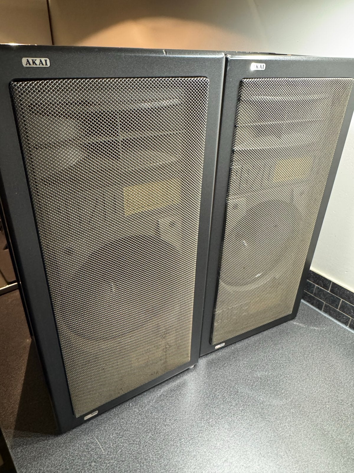 Akai cube speakers. PB70, Gebruikt, 60 tot 120 watt, Front, Rear of Stereo speakers, Ophalen