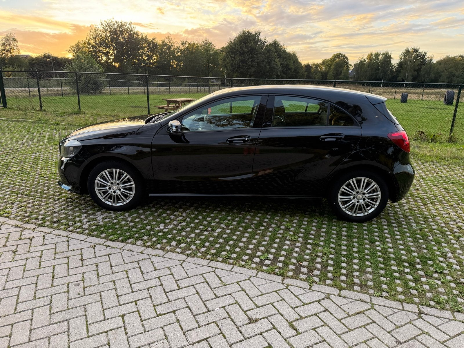 Mercedes-Benz A-Klasse 1.6 A160 2016 Zwart, Auto's, Voorwielaandrijving, 4 cilinders, Zwart, Handgeschakeld