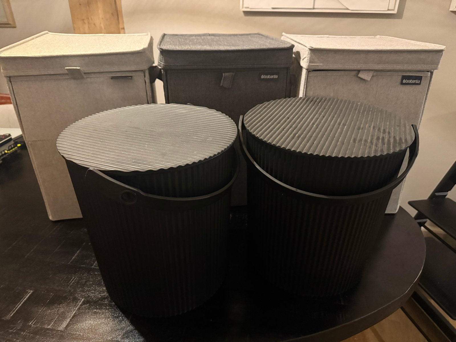 3 Brabantia wasmanden + 2 afsluitbare curver emmers, Ophalen, Zo goed als nieuw