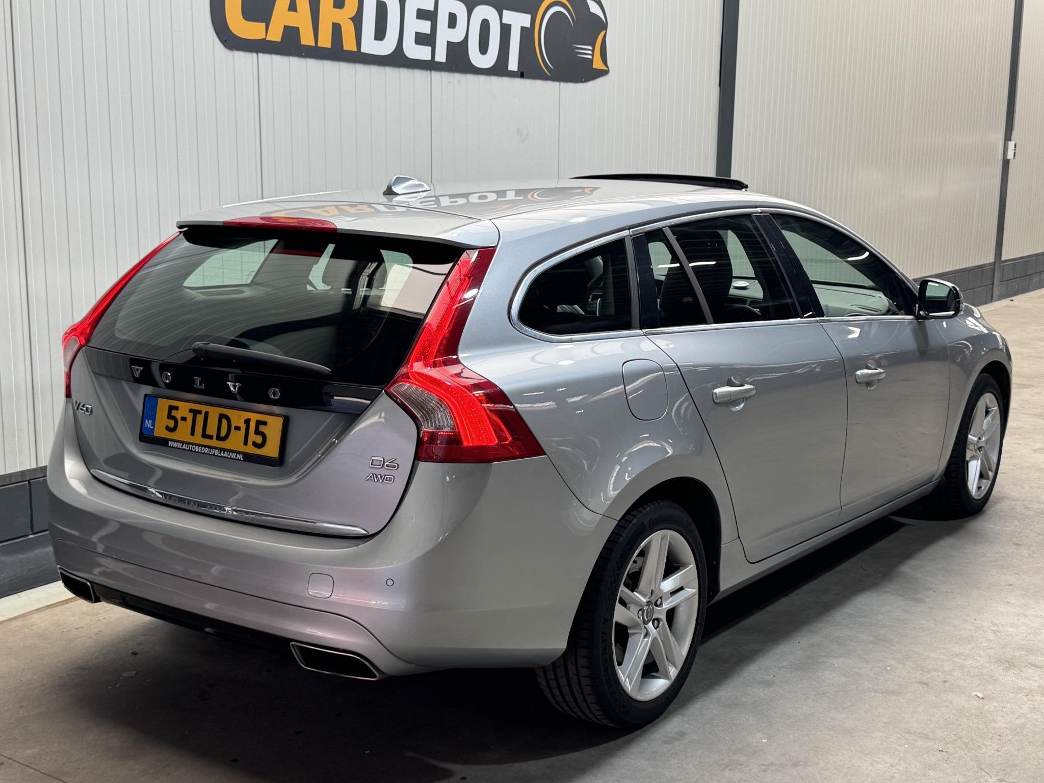 Foto 5 van Volvo V60 2.4 D6 AWD Plug-In Hybrid Summum Super Netjes Pano