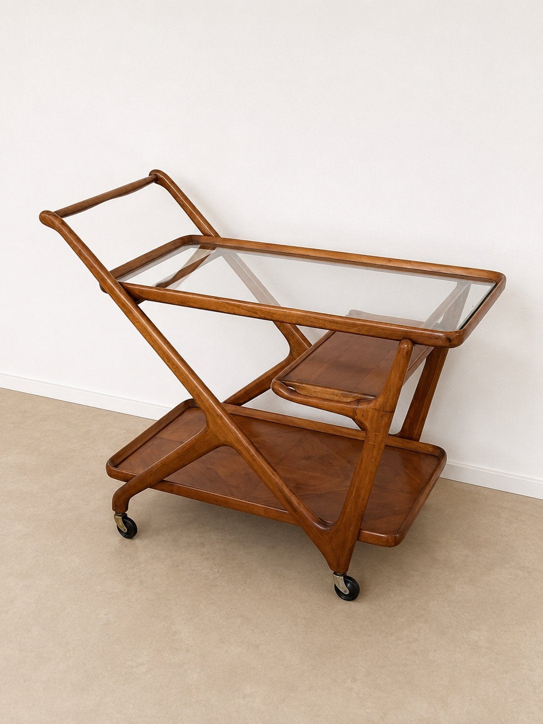 Vintage beukenhouten serveerwagen van Cassina Italië 1960s, Ophalen