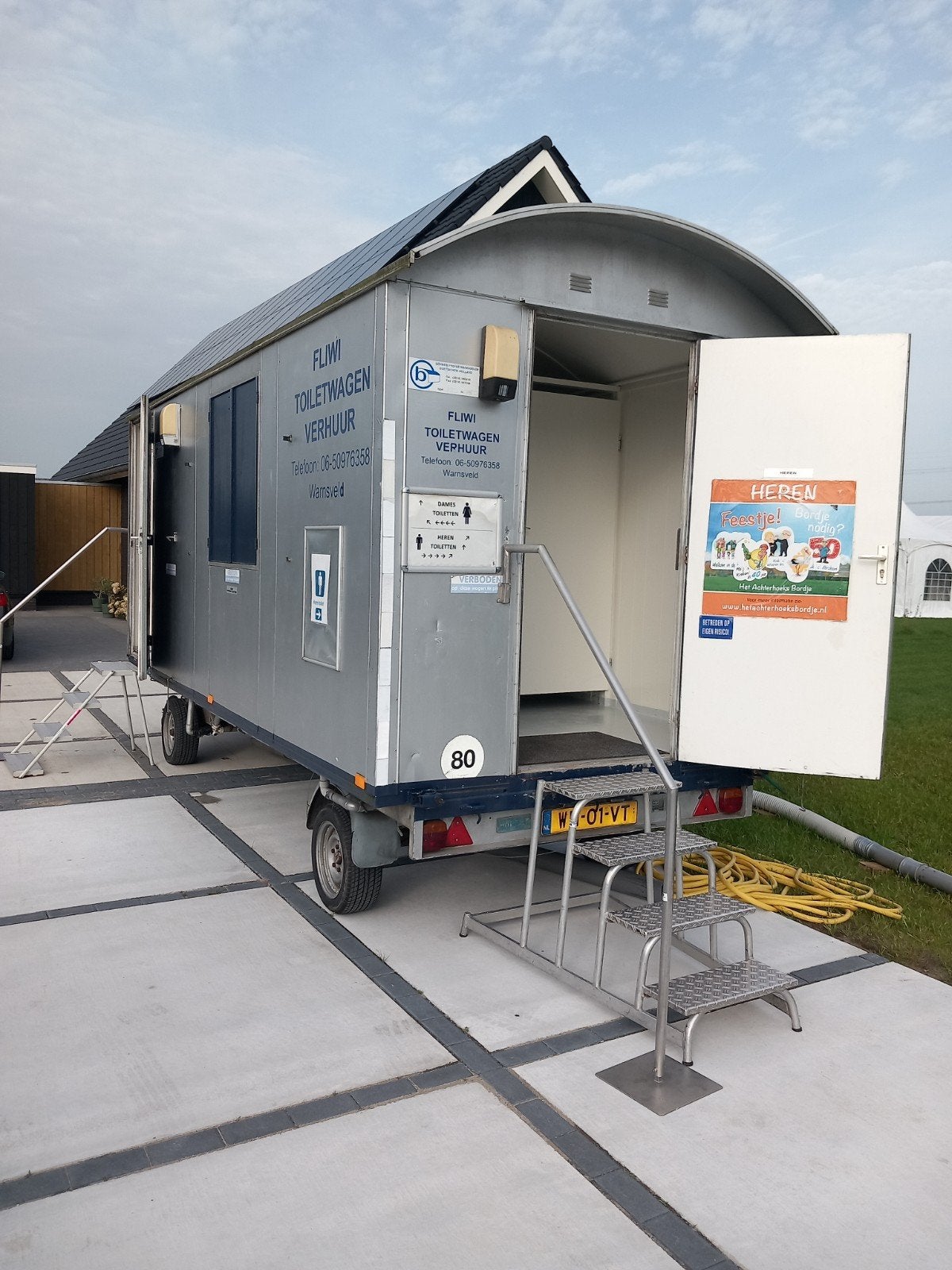 Te huur toiletwagen, Ophalen