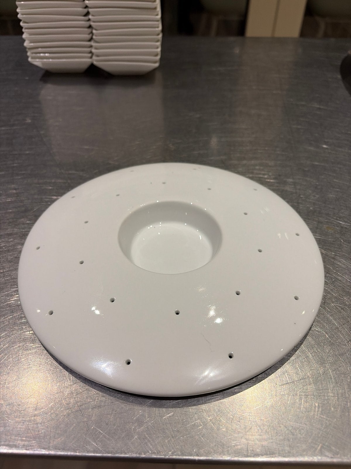 Set van 2 Amusesborden 21 cm met dipsaus kuipje 7 cm, Ophalen, Gebruikt, Keramiek, Bord(en)