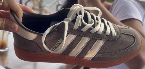 Bruine Adidas niet echt. Maat 37, Kleding | Dames, Schoenen, Ophalen of Verzenden, Zo goed als nieuw, Bruin, Sneakers of Gympen