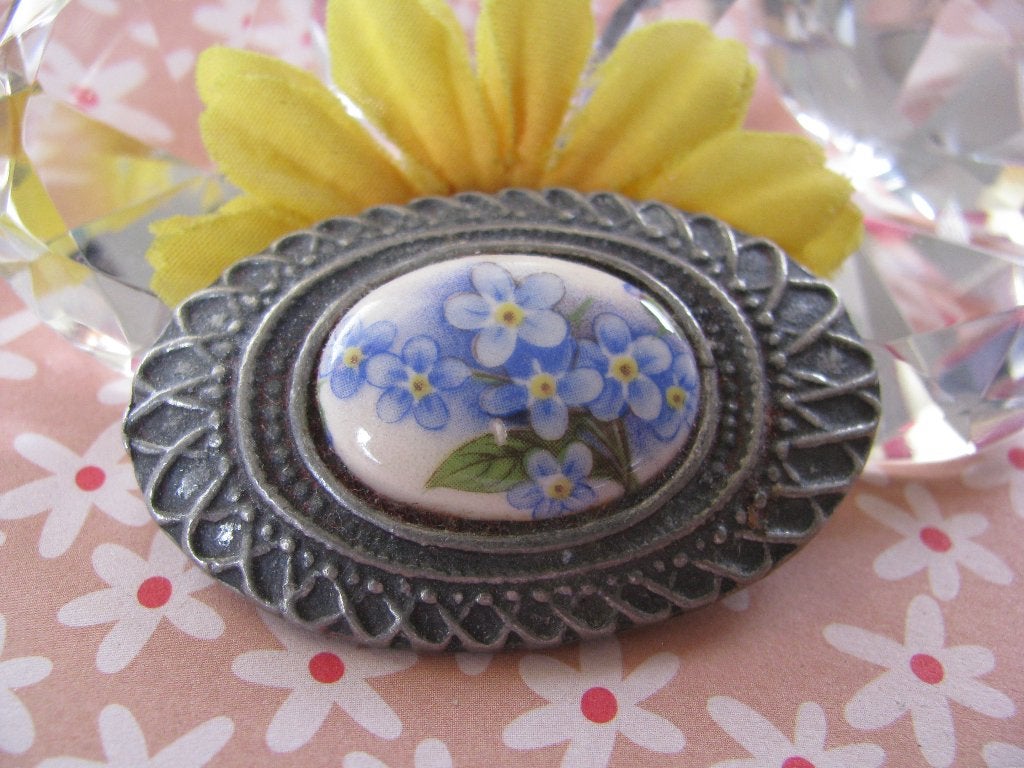Broche * tin # pewter * fraaie afbeelding bloemen *, Ophalen of Verzenden, Overige materialen, Broche