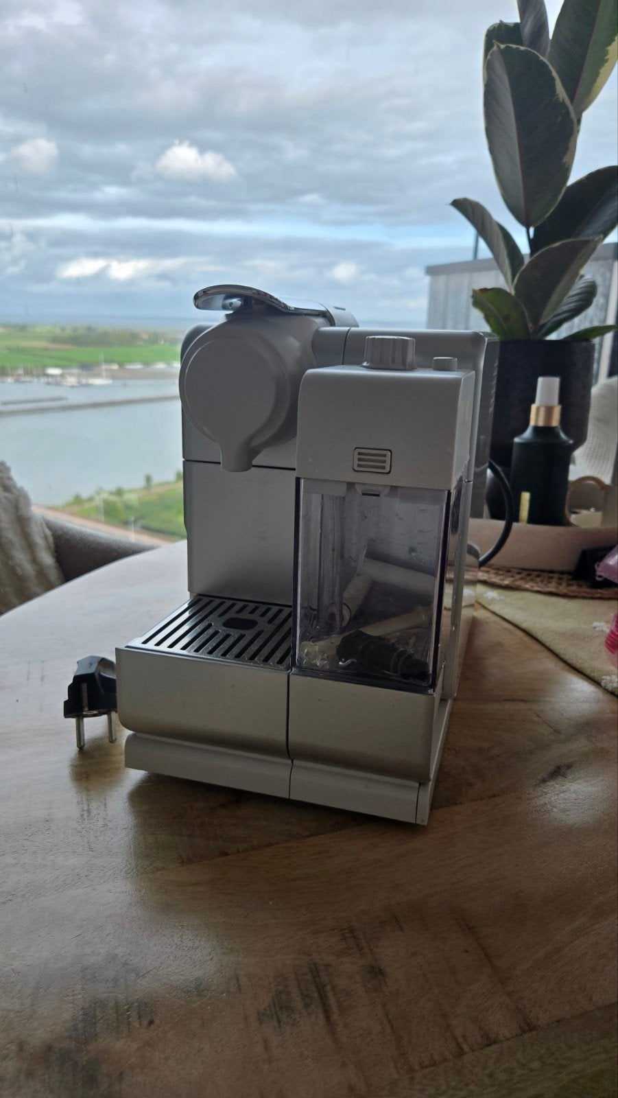 Nespresso De'Longhi Lattissima Touch Zilver - Lekt, Witgoed en Apparatuur, Koffiezetapparaten, Ophalen, Gebruikt, Koffiemachine