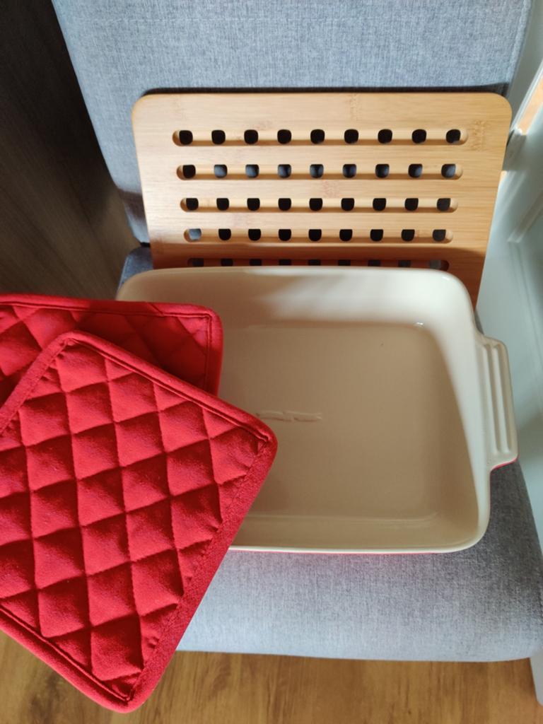 Le Creuset ovenschaal met onderzetter en pannenlappen, Le Creuset, Overige typen, Ophalen of Verzenden, Zo goed als nieuw