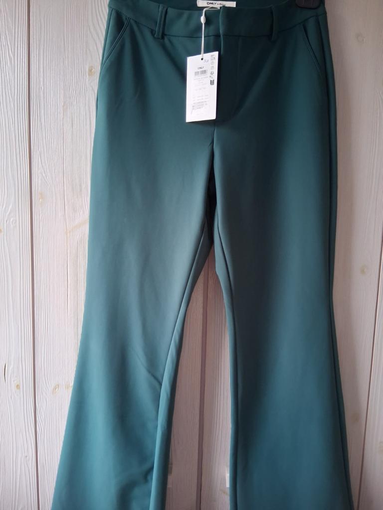 Nieuwe Only flared broek - Donkergroen - Maat M, Only, Nieuw, Ophalen of Verzenden, Maat 36 (S)