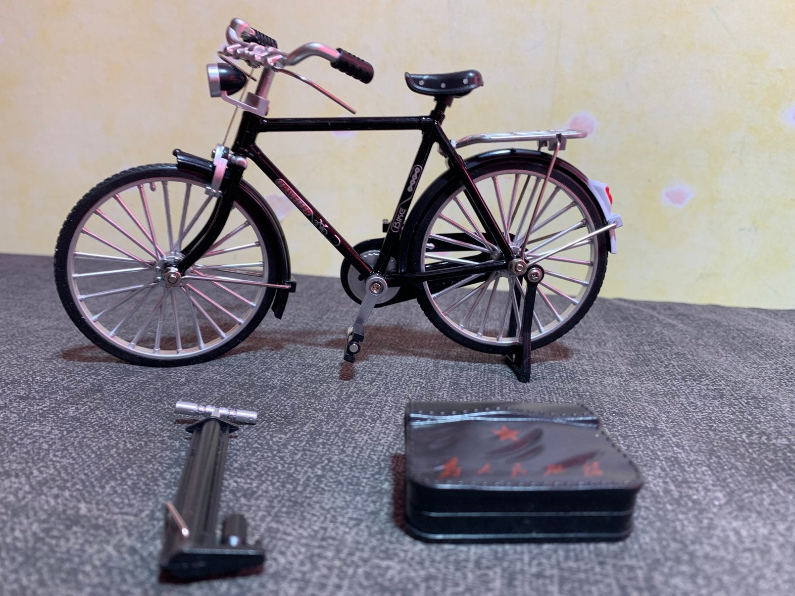 Nieuwe schaalmodel Fiets 1:10 met pomp en tas, Overige merken, Nieuw, Ophalen of Verzenden, Groter dan 1:32