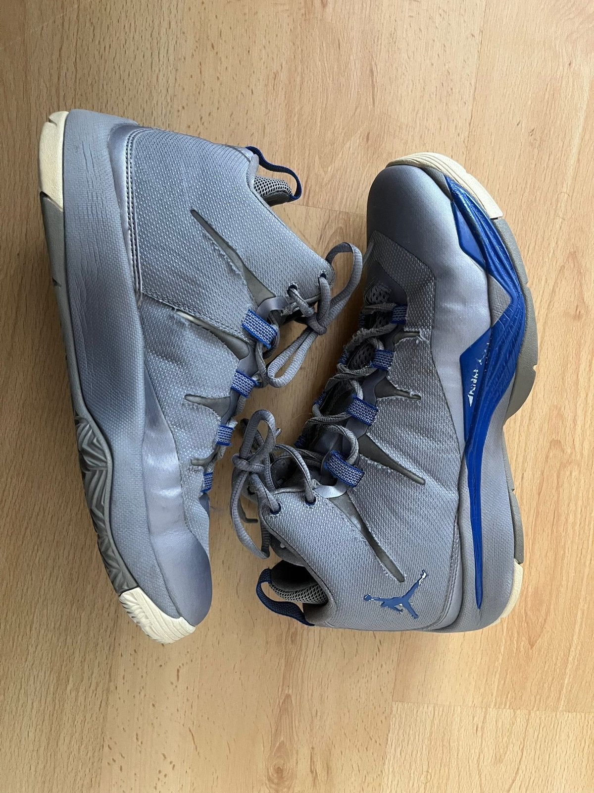 Jordan basketbalschoenen grijs/blauw - Maat 40.5, Verzenden, Gedragen, Overige kleuren, Sneakers of Gympen