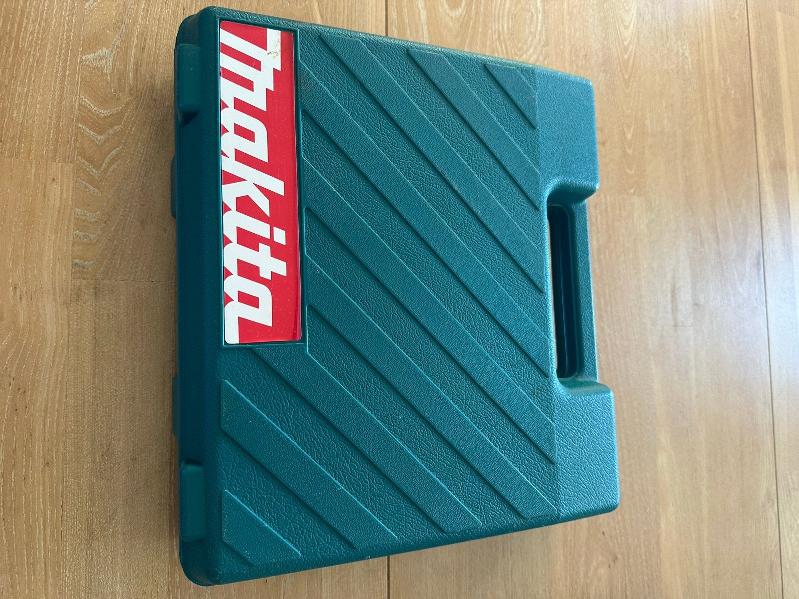Makita 6095D Boor- en Schroefmachine met Accu en Lader, Ophalen, Gebruikt, Variabele snelheid, Boor- en Schroefmachine