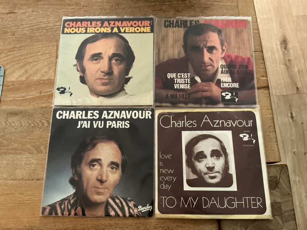 Charles Aznavour Singles Collectie (4 stuks), Fotohoes, Ophalen of Verzenden, Gebruikt, Pop