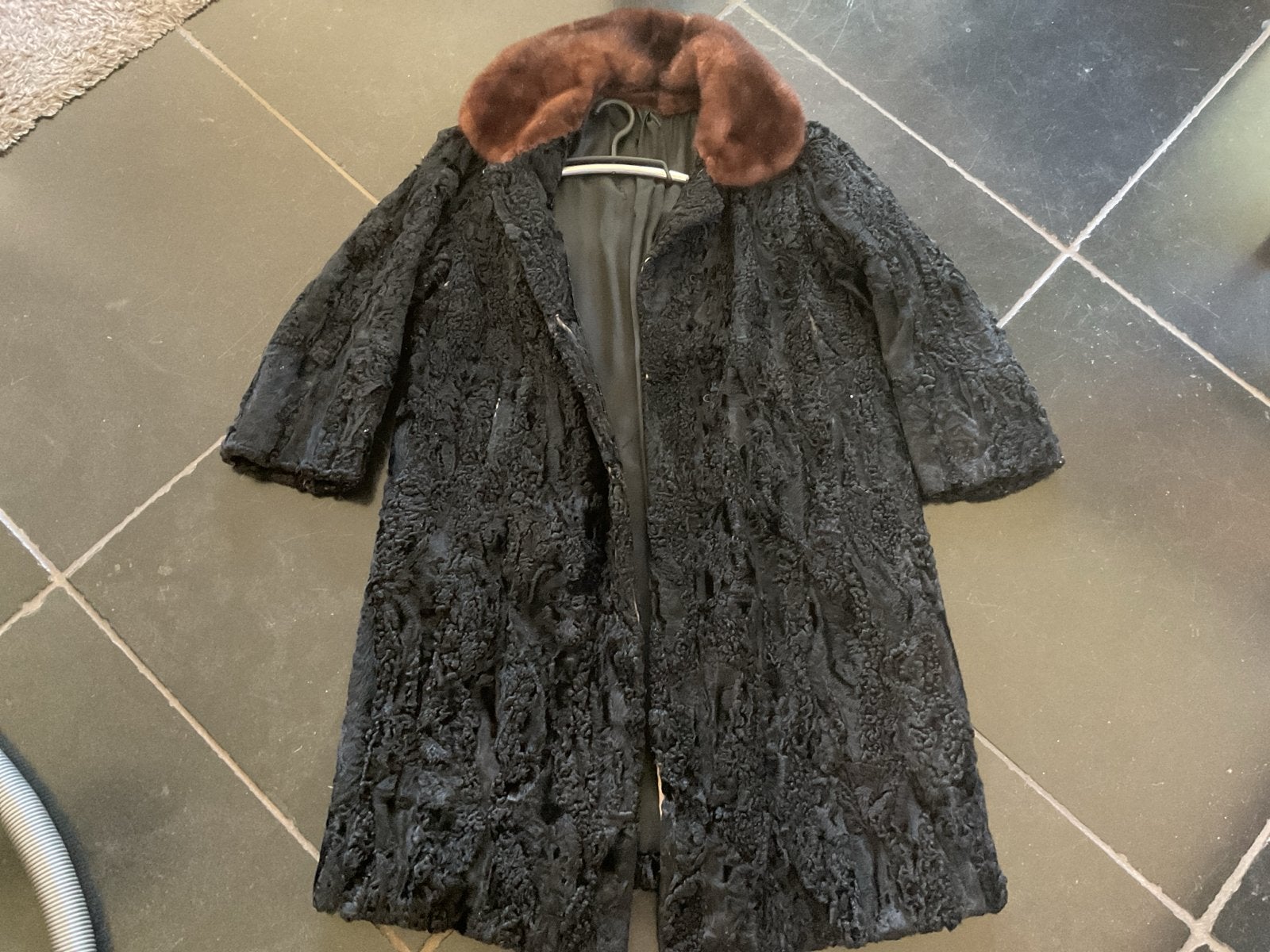 Vintage Zwarte Bontjas met Bruine Kraag,echt bont 44/46, Kleding | Dames, Verzenden, Gedragen, Maat 38/40 (M), Zwart
