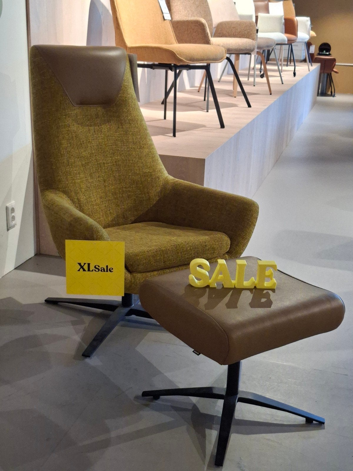 Showroommodel Montel Draaifauteuil Xavi met voetenbank, Ophalen, Nieuw, Stof
