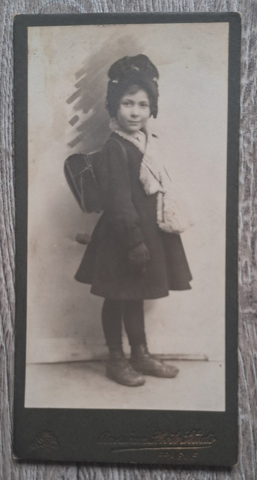 Kabinetfoto 'Naar school in Praag', Verzenden, Voor 1940, Kind