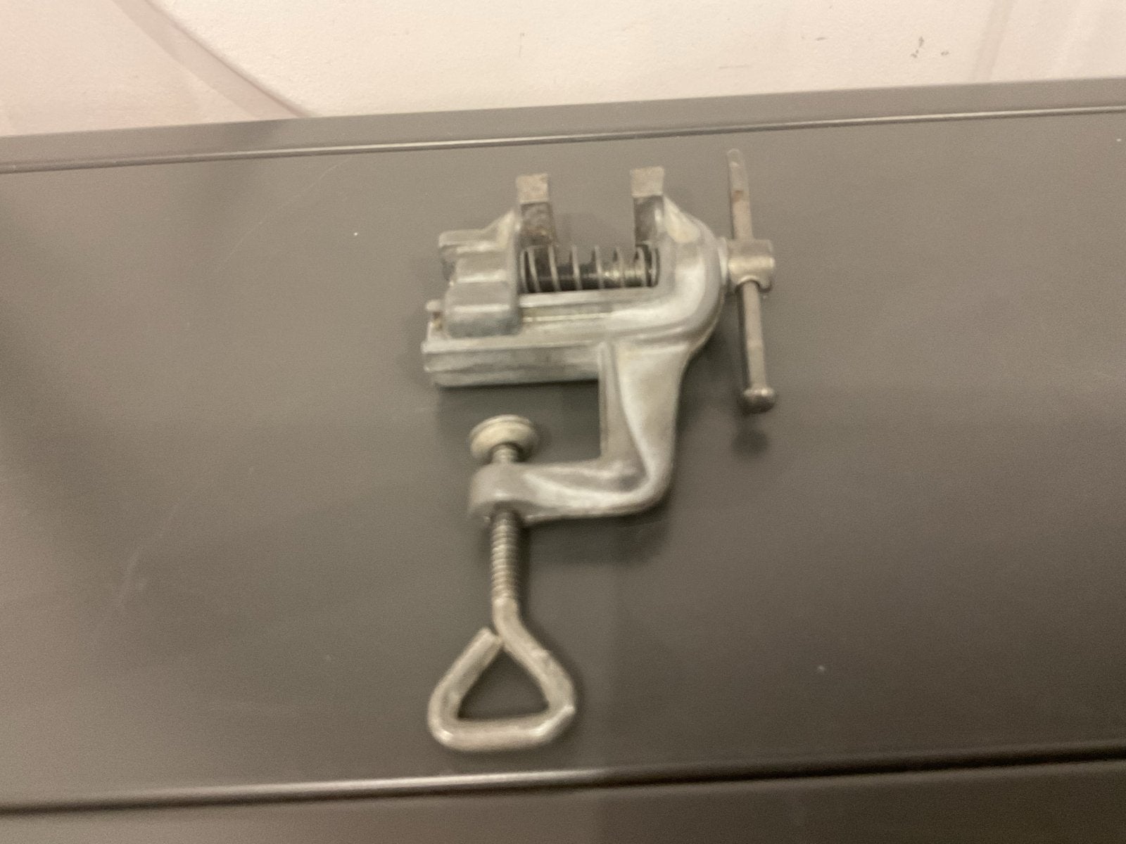 Mini bankschroefje, tafel bankschroef, hobby bankschroef, Ophalen of Verzenden, Gebruikt