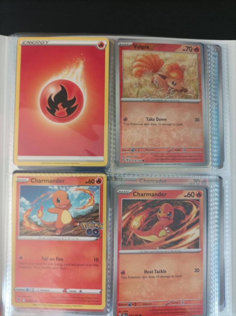 Pokémon Kaarten Verzameling map 69 kaarten, Ophalen, Zo goed als nieuw, Meerdere kaarten