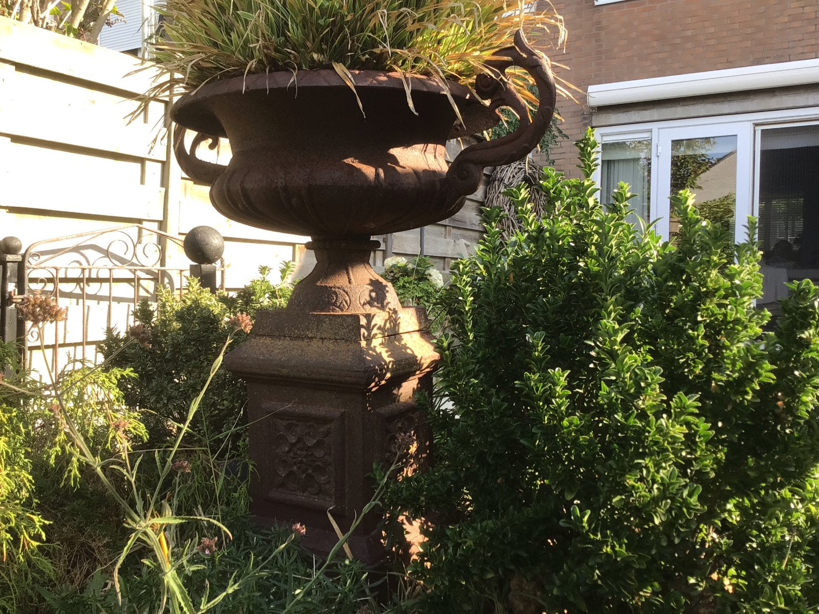 Gietijzeren plantenpot op sokkel, Ophalen, Gebruikt, Balkon, Rond