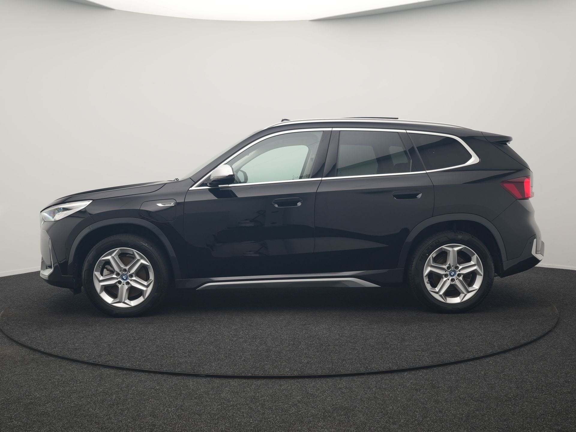 BMW X1 xDrive30e X Line PHEV 326pk Dealer O.H. | Trekhaak Af, Auto's, Dealer onderhouden, Zwart, Zwart, Bedrijf