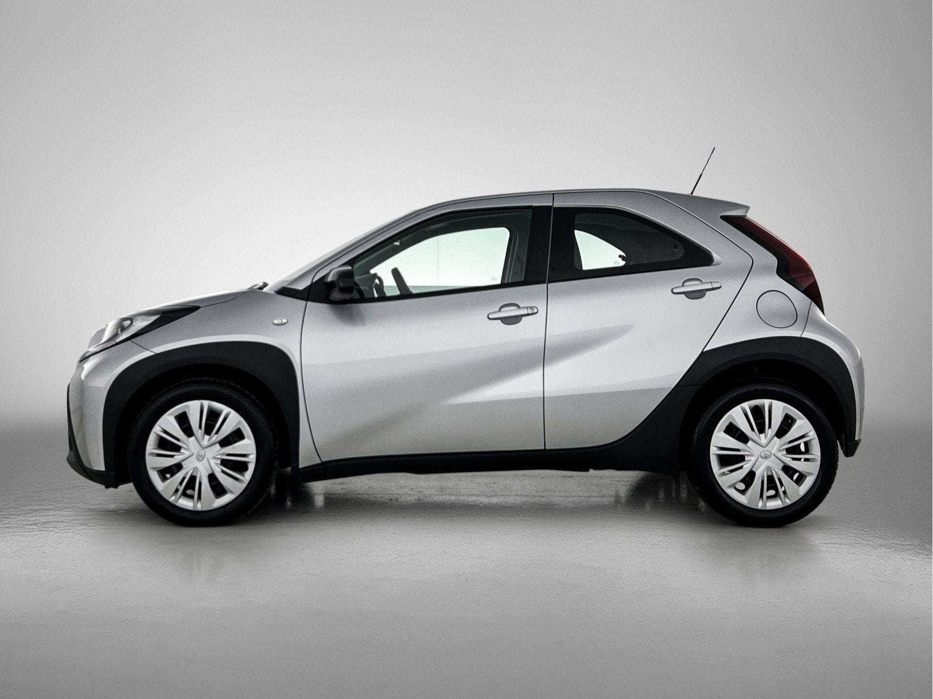 Toyota Aygo X 1.0 VVT-i MT Play | BTW Voertuig | Achteruitri, Auto's, Gebruikt, 920 kg, 4 stoelen, Origineel Nederlands