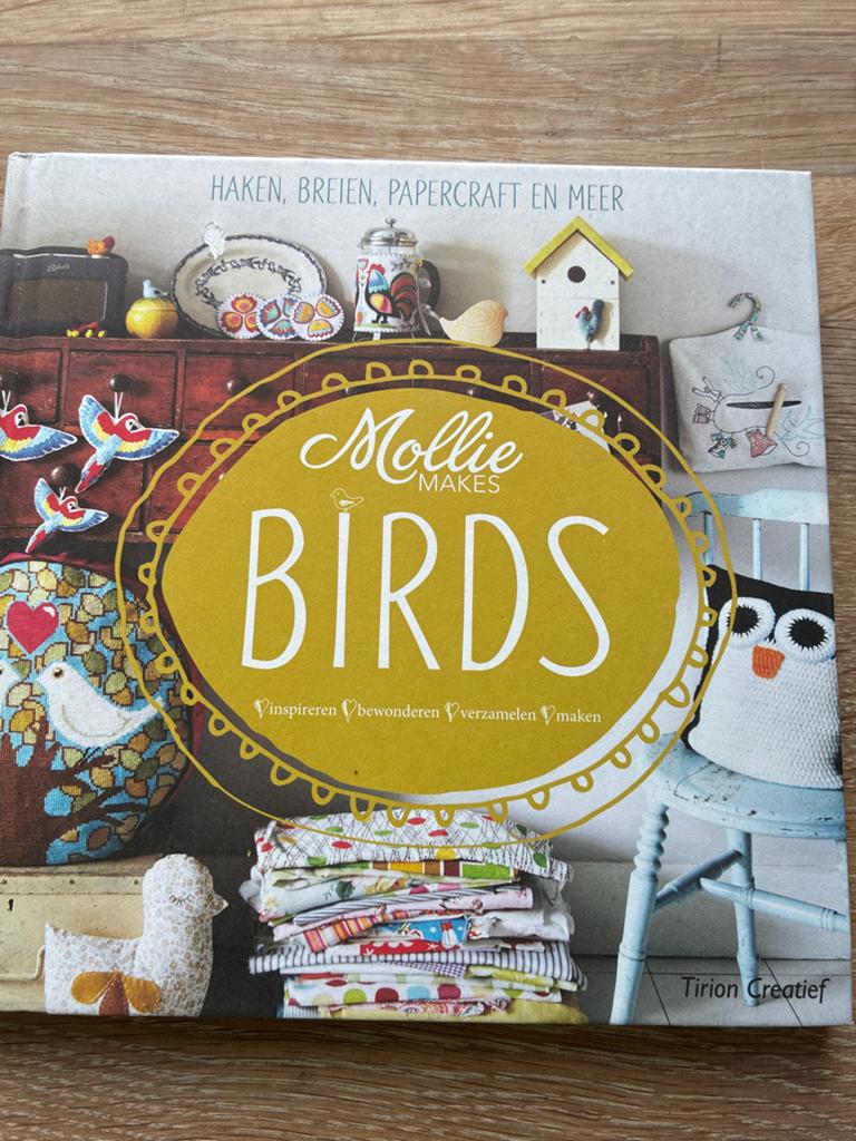 Mollie Makes Birds: Haken, Breien, Papercraft en Meer, Ophalen of Verzenden, Gelezen, Breien en Haken