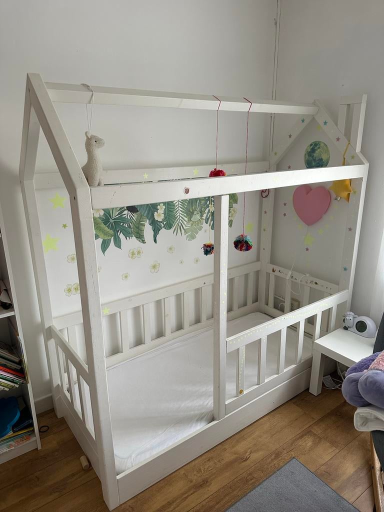 Stevig kinderbed (huisje) incl. matras en beddengoed, Kinderen en Baby's, Kinderkamer | Stapelbedden en Hoogslapers, Ophalen, Zo goed als nieuw