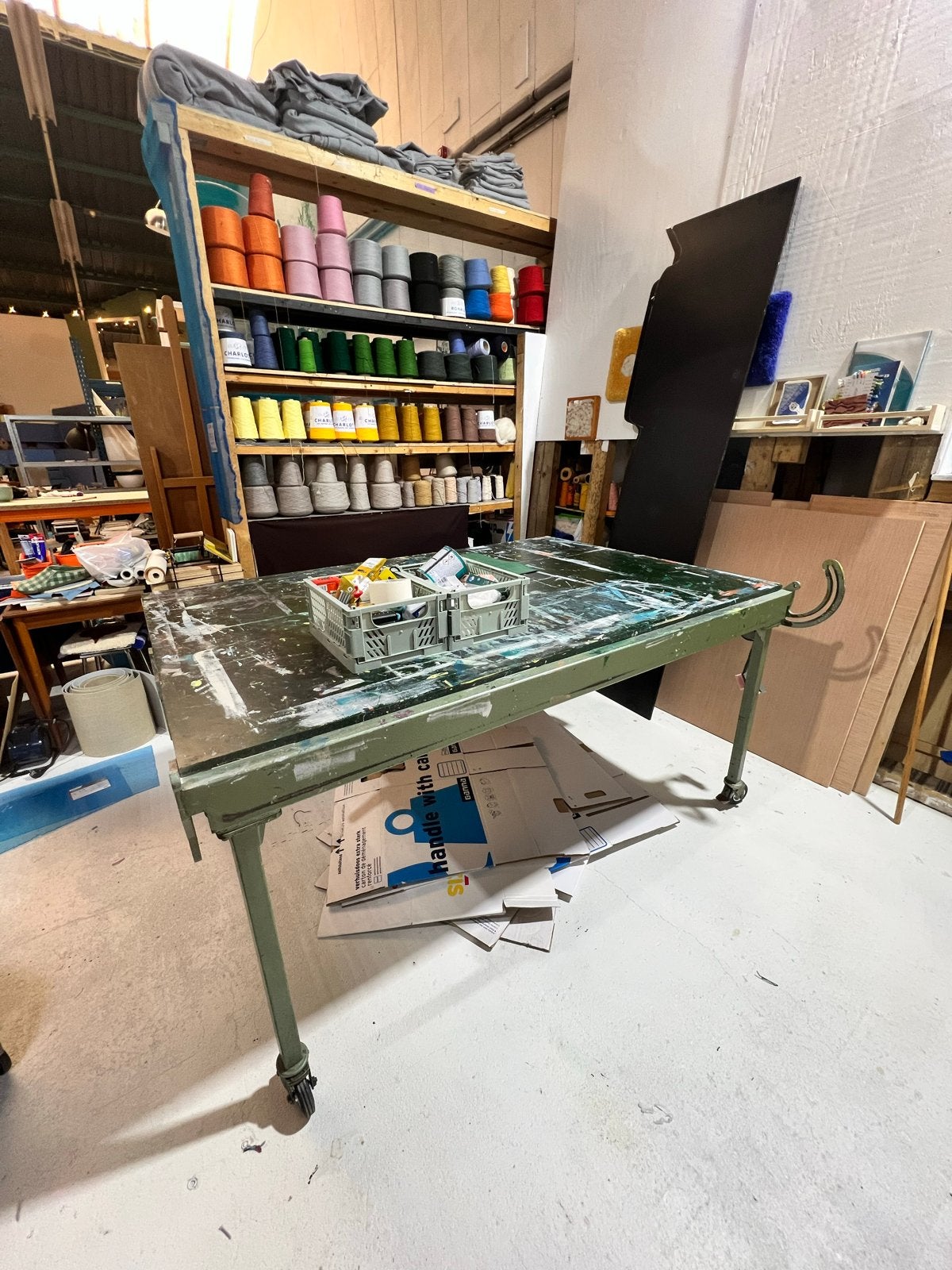 Robuuste werktafel op wielen - Ideaal voor atelier, Doe-het-zelf en Verbouw, Werkbanken, Ophalen, Gebruikt